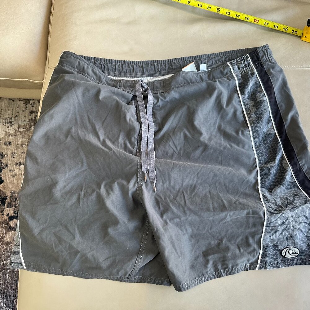 Quicksilver Men's Swim Trunks.  Gray with grid pattern on Sides.  XXL